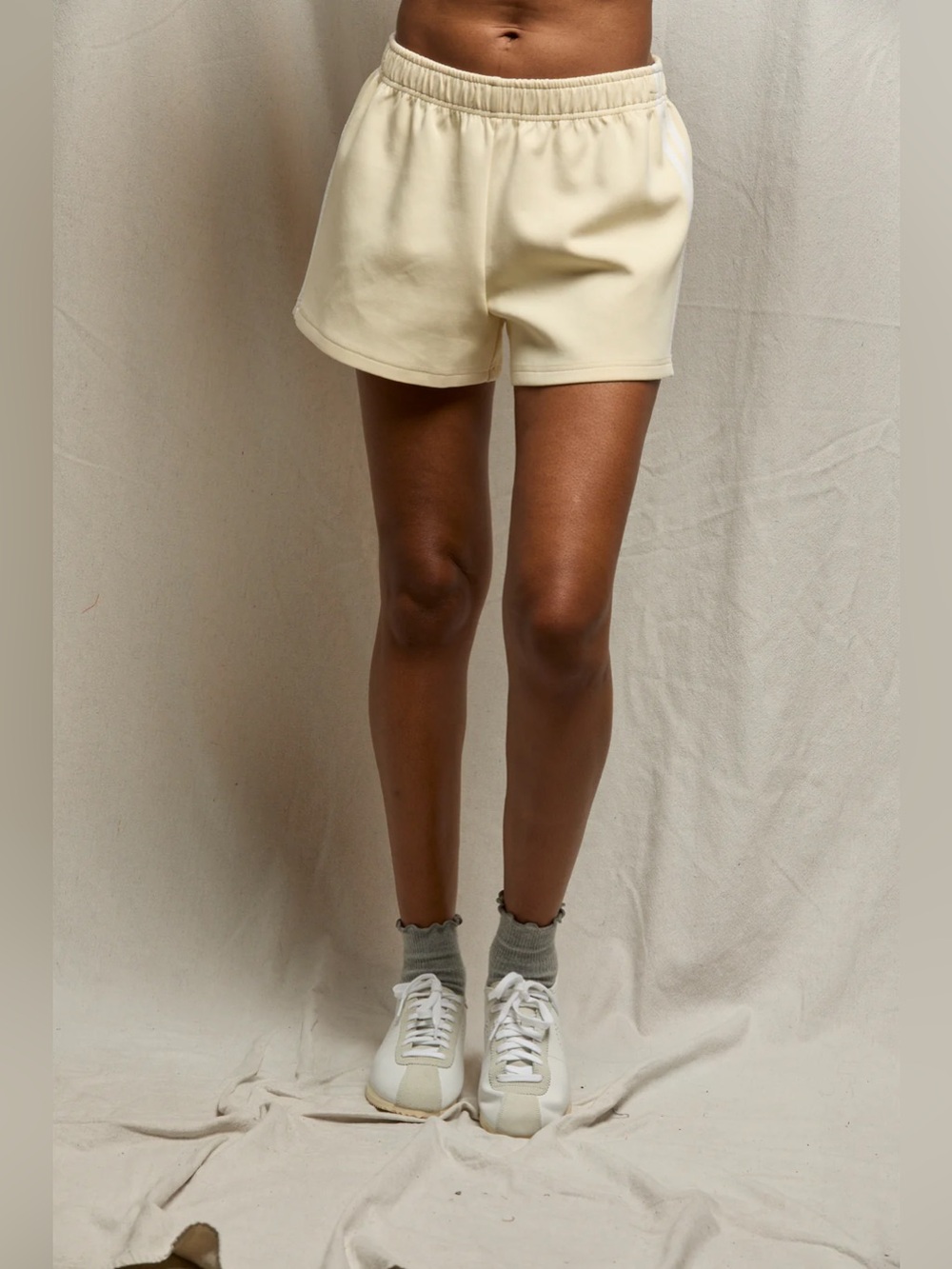NWT Perfectwhitetee mikayla
pureform sport short with side stripe